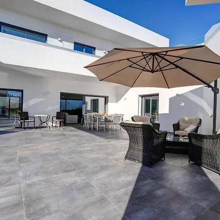 Casa Blanca Villa *